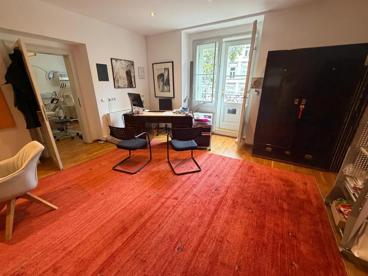 Sprechzimmer mit Schreibtisch und Blick zum Margaretenplatz