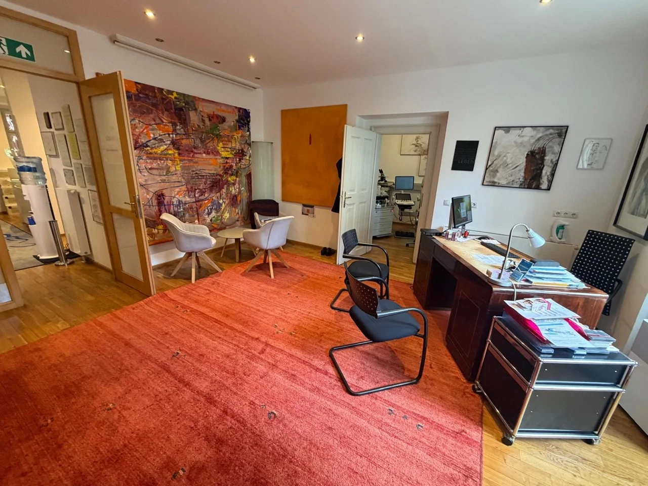 Sprechzimmer mit Sitzbereich und Kunstwerken