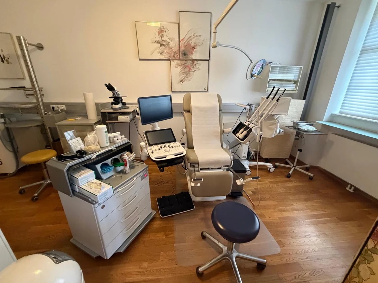 Untersuchungszimmer mit Ultraschallgerät